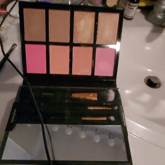 Makeup - Picture 2 of 3